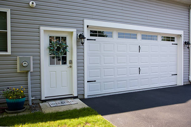 24/7 Emergency Garage Door Panel Replacement experts in Bowling Green, FL